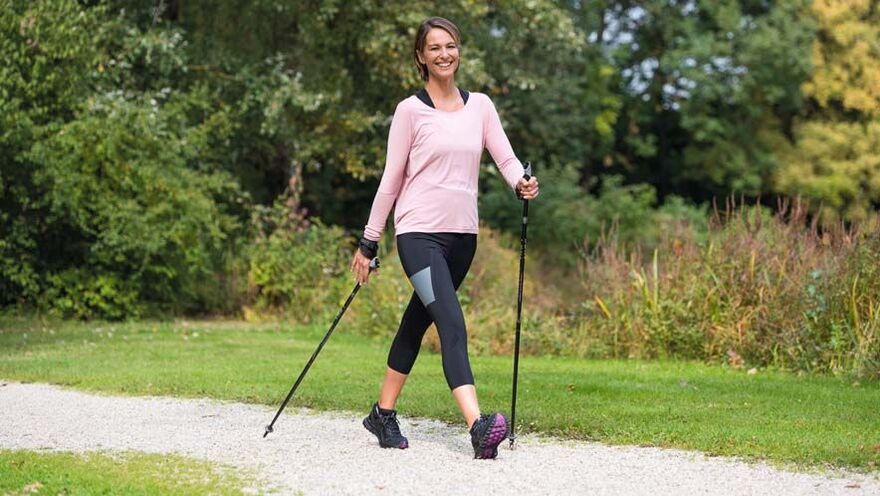 bir kadın sırt ağrısını önlemek için yürümekle meşgul